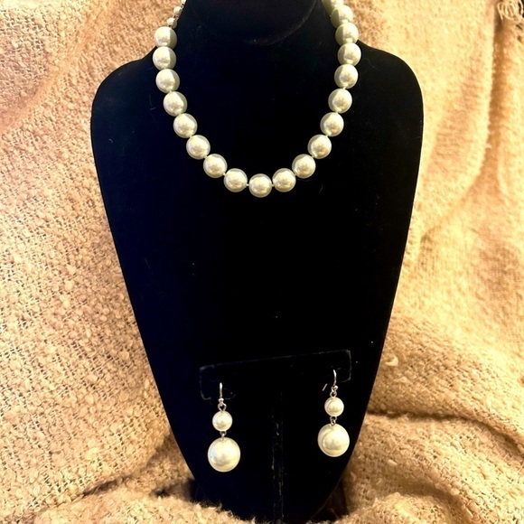 Jewelry - Pearl necklace and earrings set